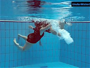 2 steamy teenagers underwater